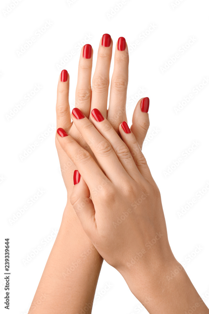 白底修指甲的女性双手