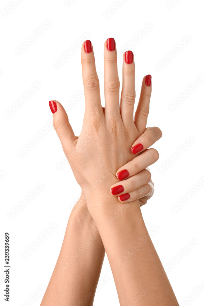 白底修指甲的女性双手