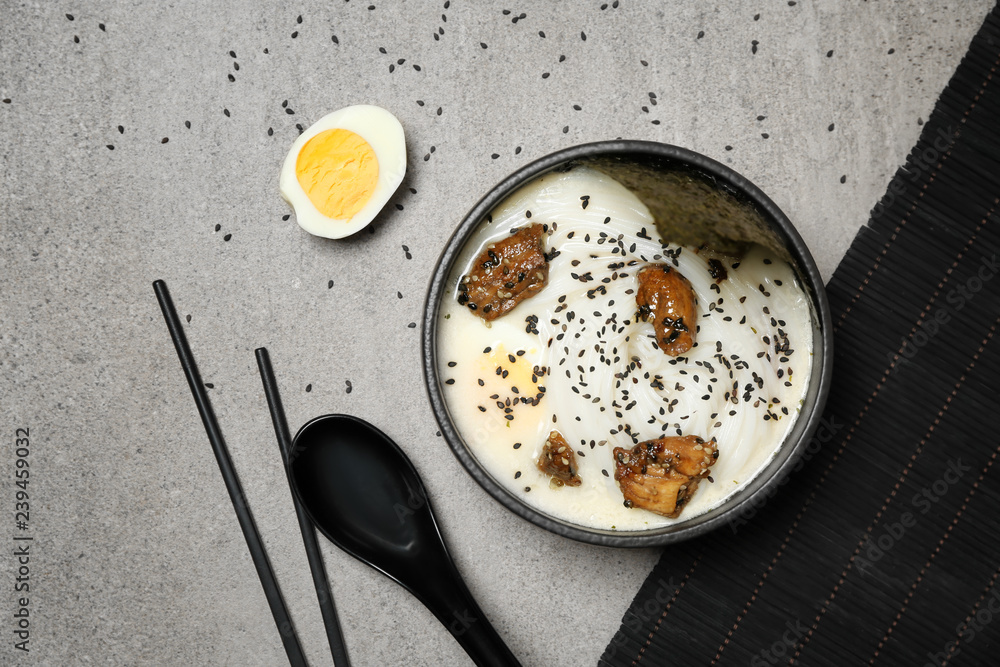 灰色桌子上碗里的美味中国汤