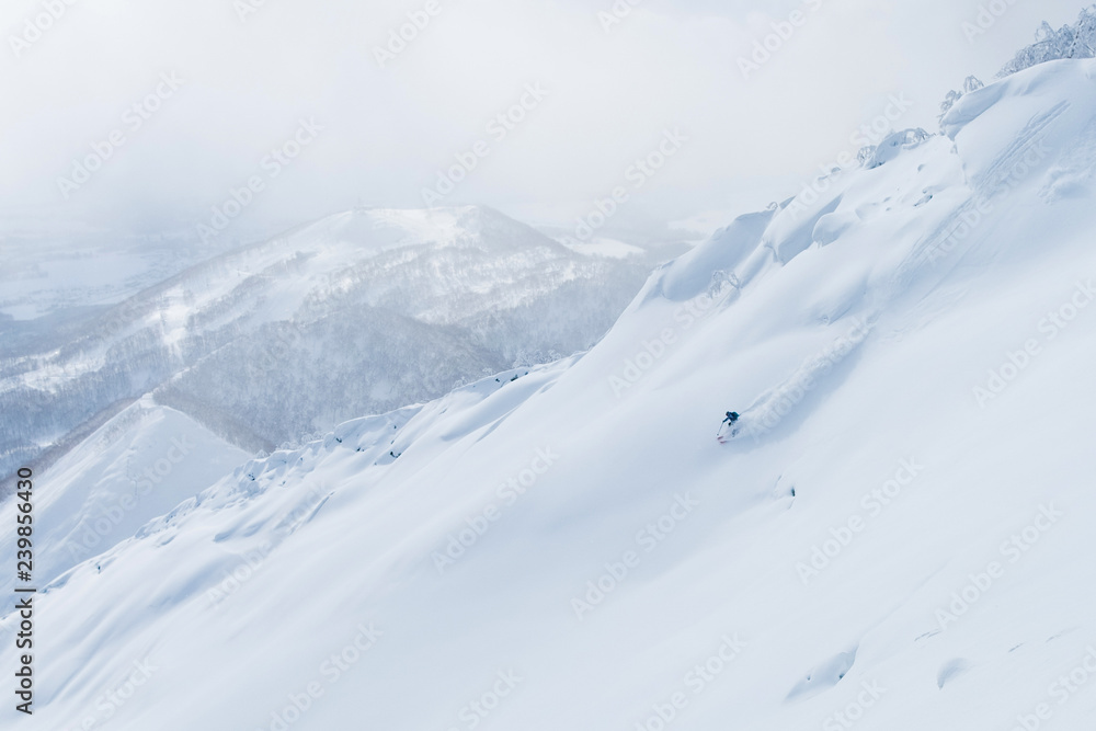 空中飞航：一名男子在日本进行有趣的滑雪旅行时，将雪山地形粉碎。