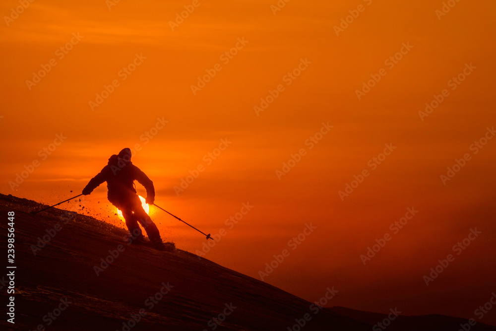 雪：无法辨认的滑雪者在日落时将新鲜的未被破坏的雪撕碎。