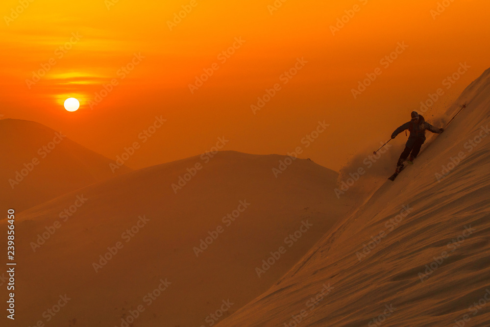 雪道：专业滑雪者在阳光明媚的夜晚骑行离开雪道的壮观镜头。