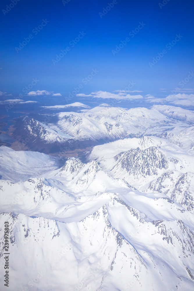从飞机上俯瞰白雪皑皑的挪威