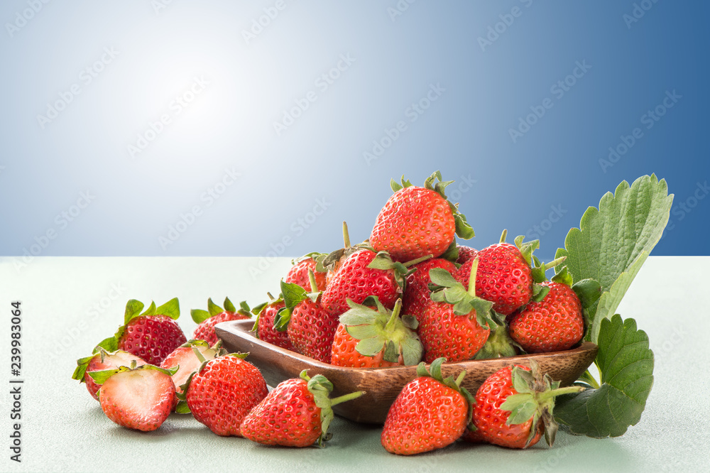 一个美丽美味的草莓集，孤立在彩色背景上，特写，宏观，复制sp
