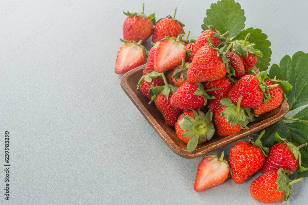 一个美丽美味的草莓集，孤立在五颜六色的背景上，特写，宏观，复制sp