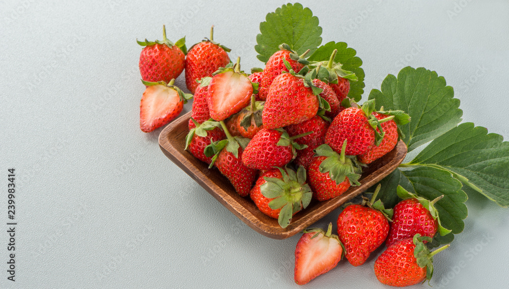 一个美丽美味的草莓集，隔离在彩色背景上，特写，宏观，复制sp