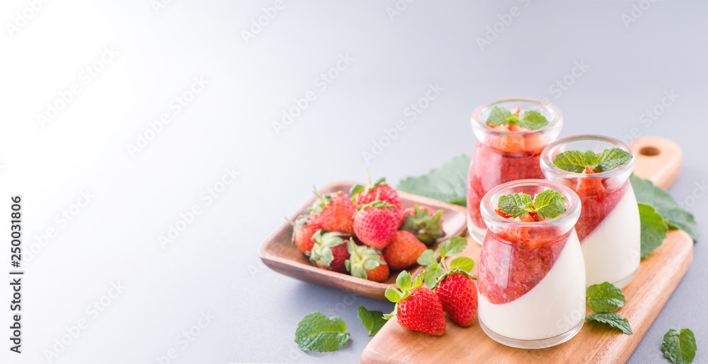 美味营养的双色（彩色）草莓甜点，配薄荷和肉丁浇头