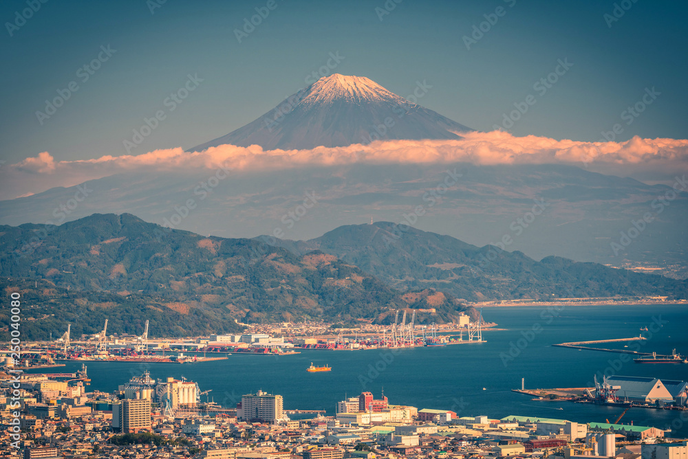 日落时分的富士山与日本产业区，日本静冈县。