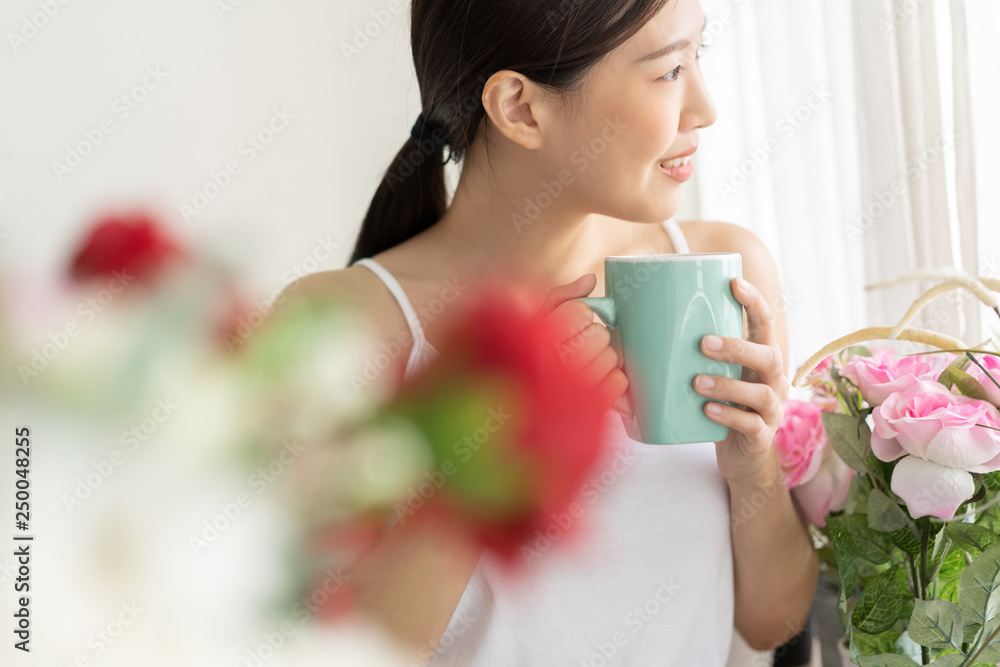 亚洲女人在家喝咖啡放松的肖像