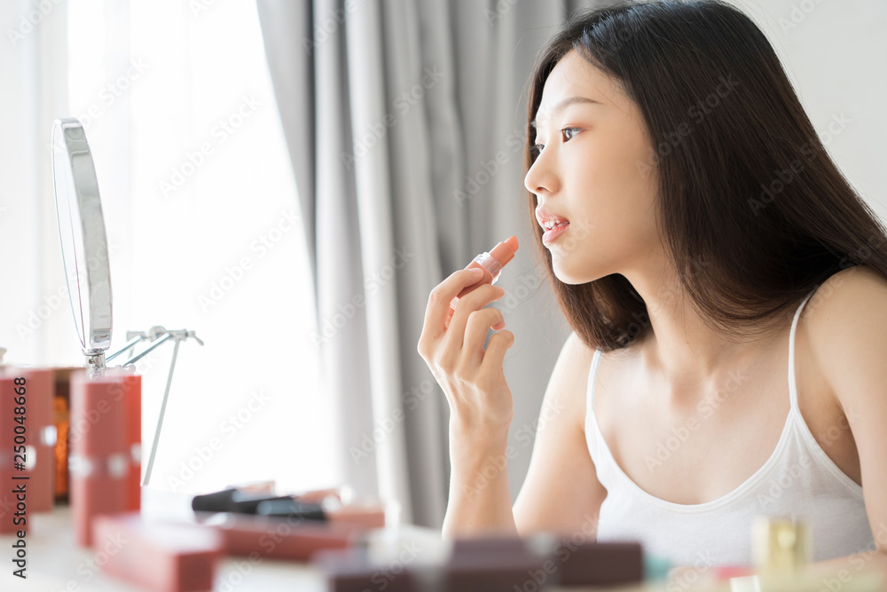 口红亚洲年轻女性化妆师
