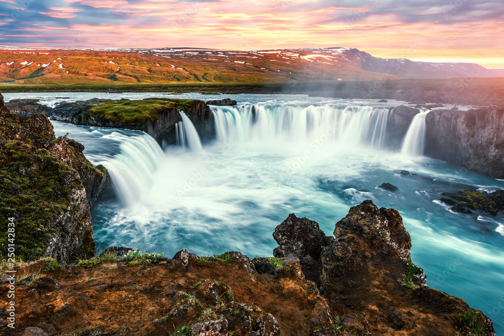 冰岛Skjalfandafljot河Godafoss瀑布上的彩色日出