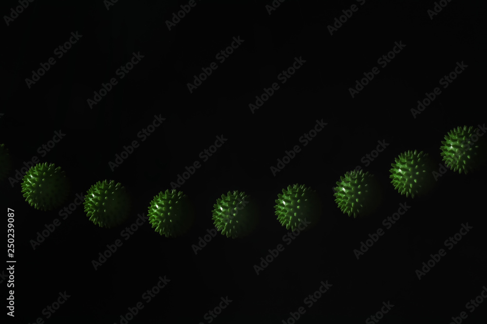 暗背景下绿色移动球的频闪照片