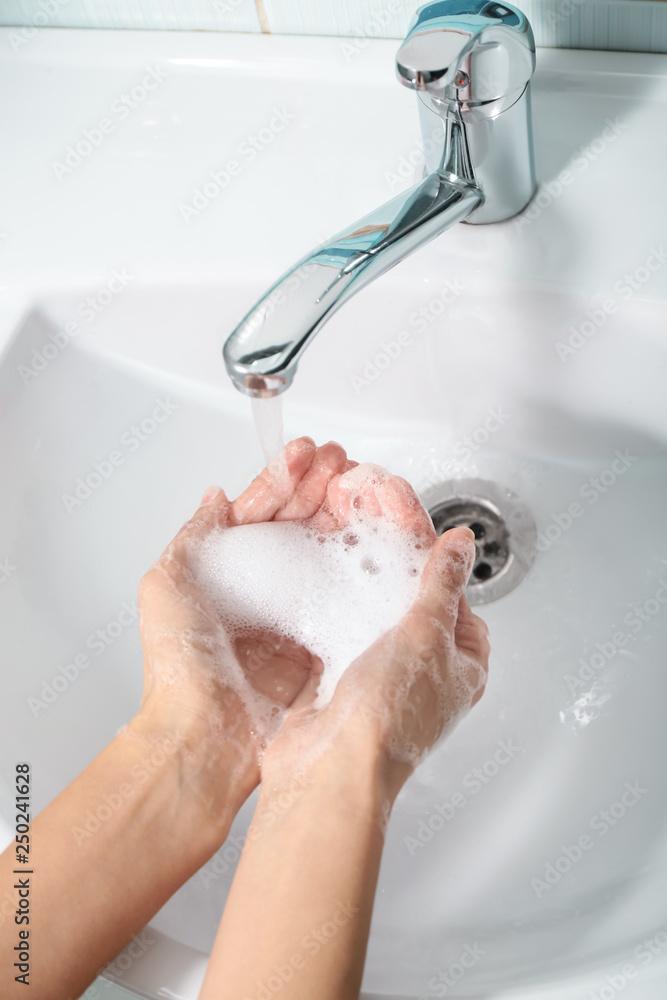 女人在水槽里洗手