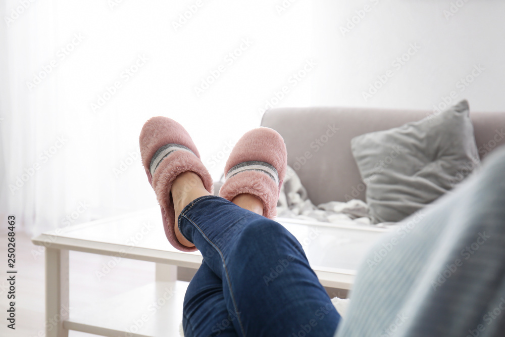 穿着拖鞋的年轻女子在家休息