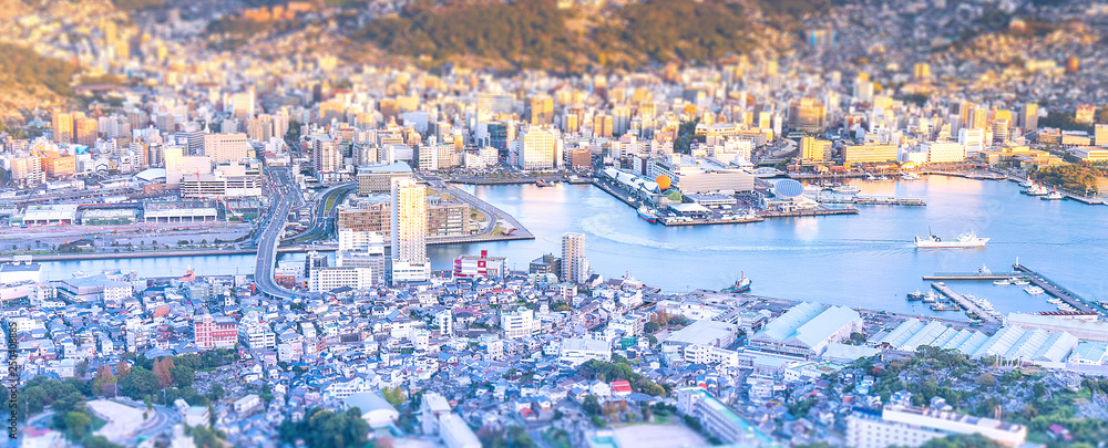 商业理念，倾斜转换效果，从新山顶的伊那山开始的长崎黄昏现代城市景观