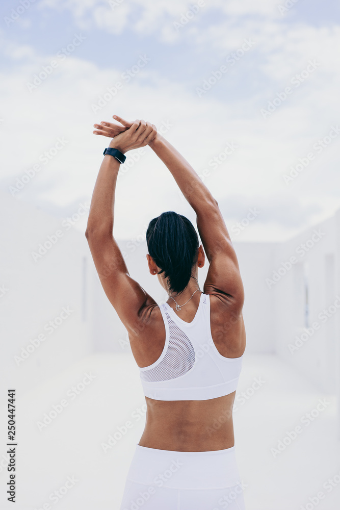 健身女性伸展手臂和背部进行锻炼