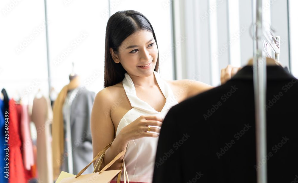 美丽的亚洲女性在商店里买衣服。购物、时尚、时尚和人群聚集