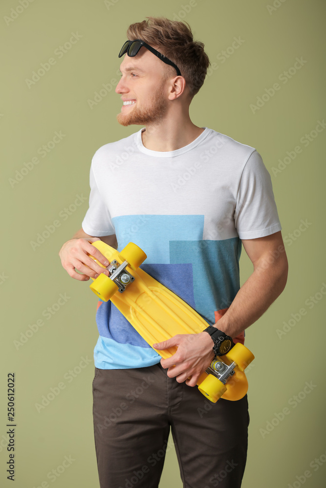 时尚年轻人，彩色背景滑板