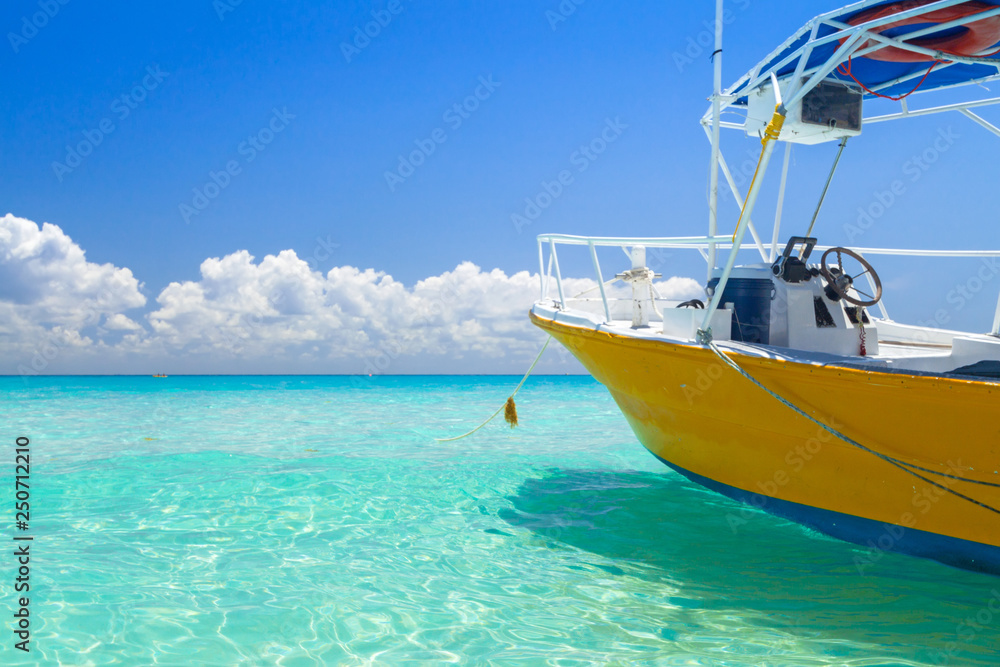 墨西哥加勒比海Playacar海滩上的黄色快艇
