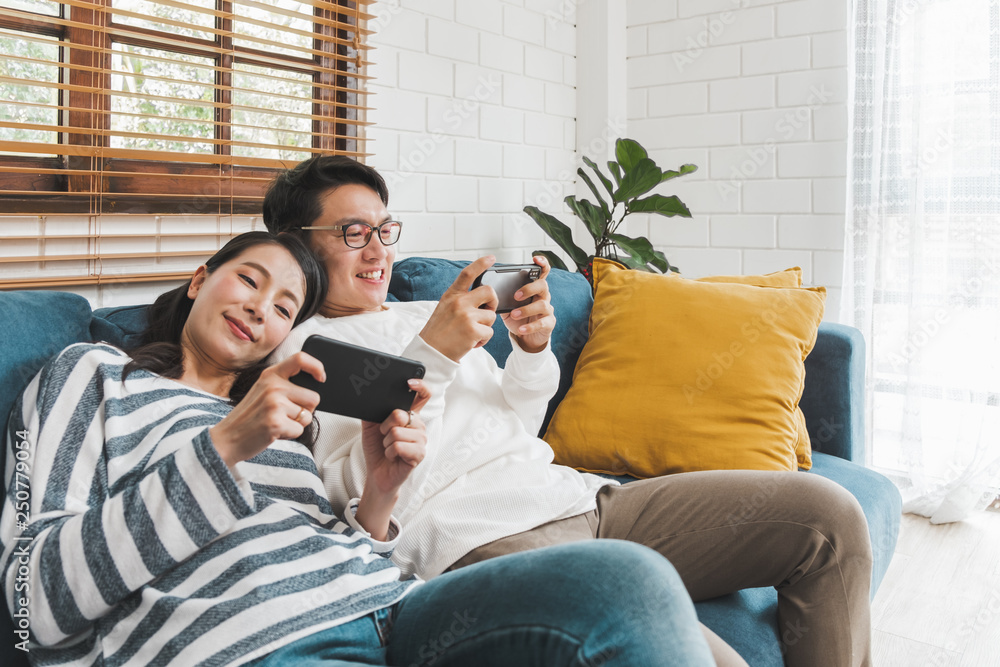 生活方式亚洲情侣谈工作在家共度时光，亚洲情侣家庭