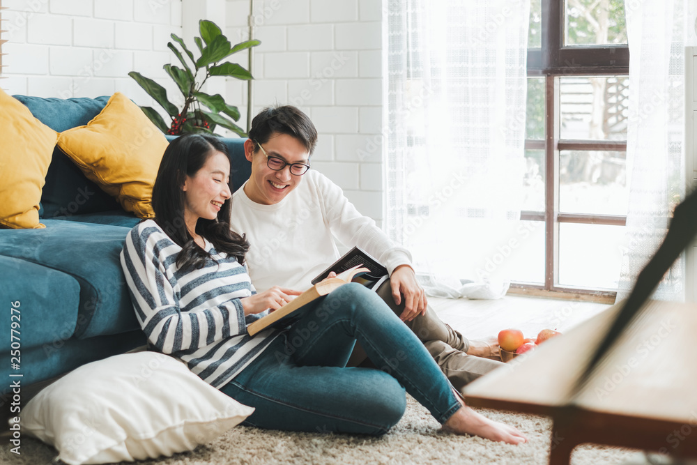 生活方式亚洲情侣谈工作在家共度时光，亚洲情侣家庭