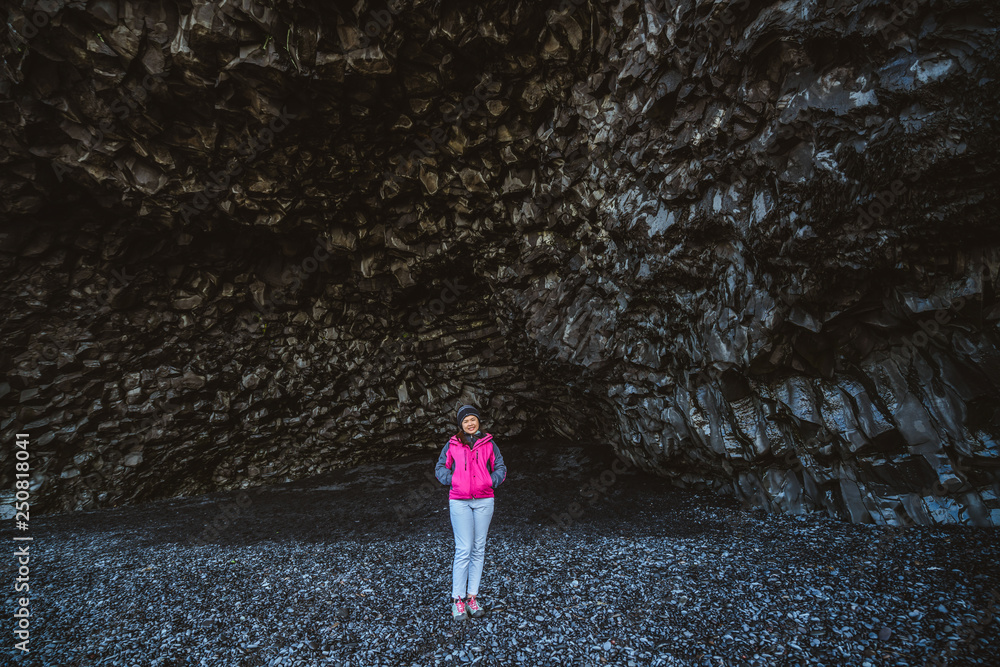 冰岛维克Reynisdrangar海滩上的火山洞