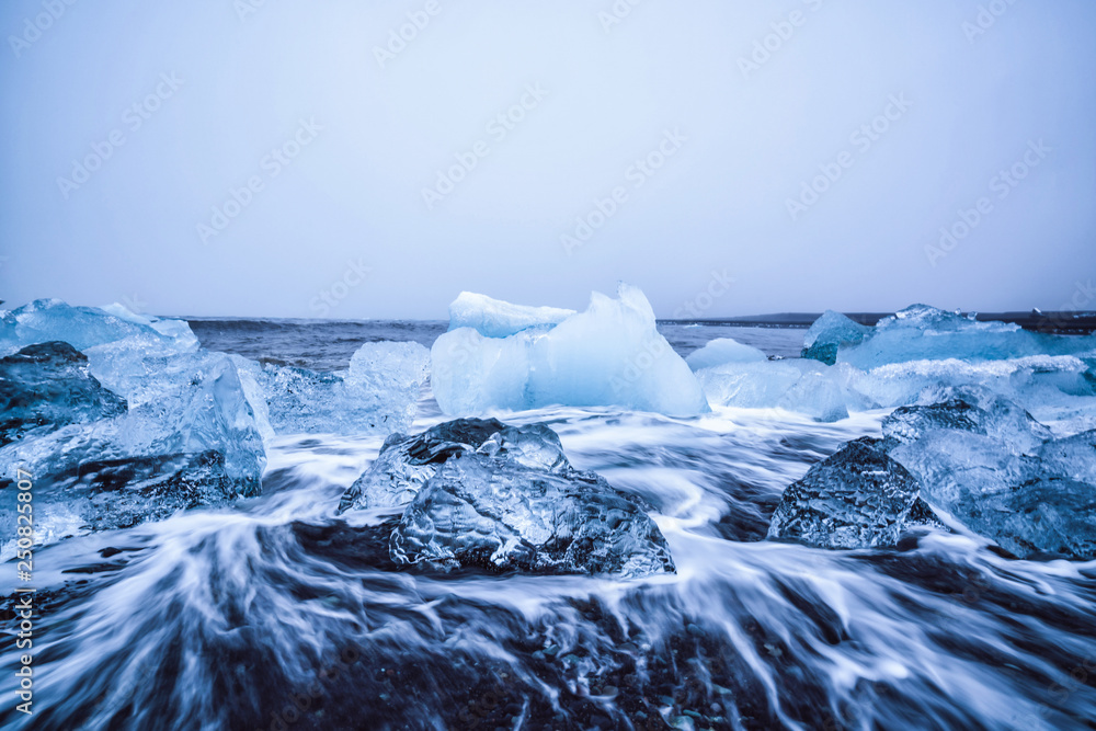 冰岛钻石海滩上的冰山。