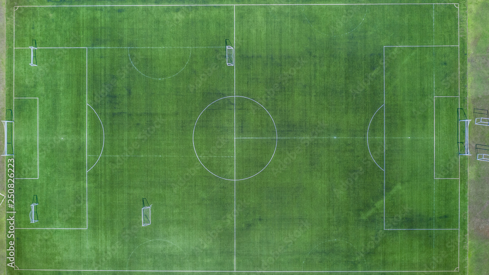足球场，足球场，绿色足球场，鸟瞰图。