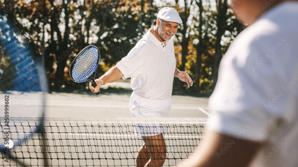 打网球的老人