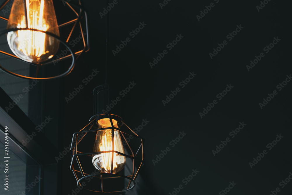 美丽的复古豪华灯悬挂装饰在黑暗中发光。复古滤镜效果风格。