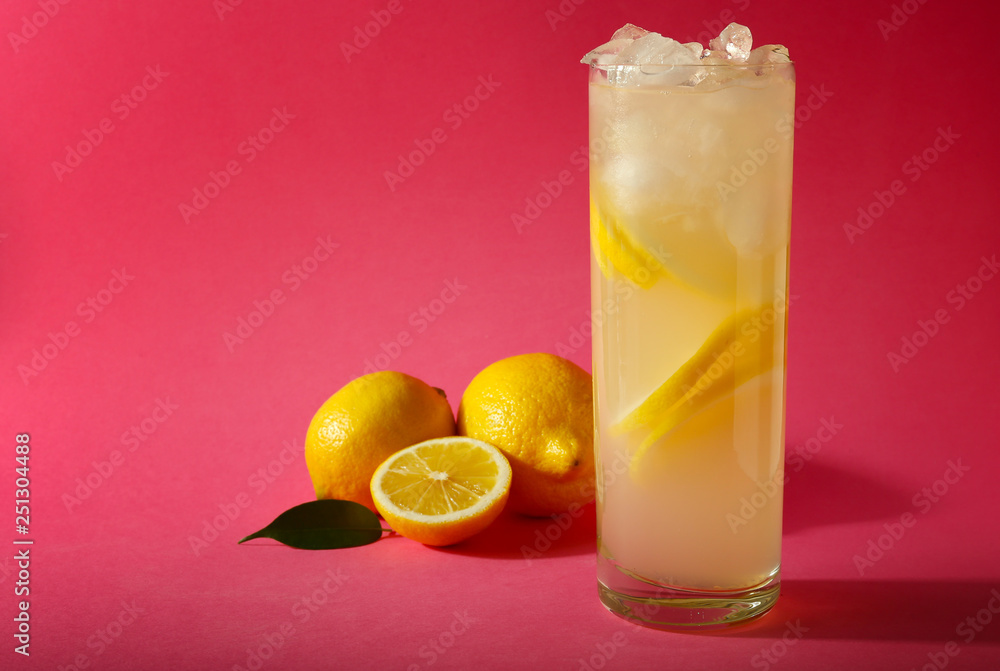 一杯美味的冷柠檬水，背景色