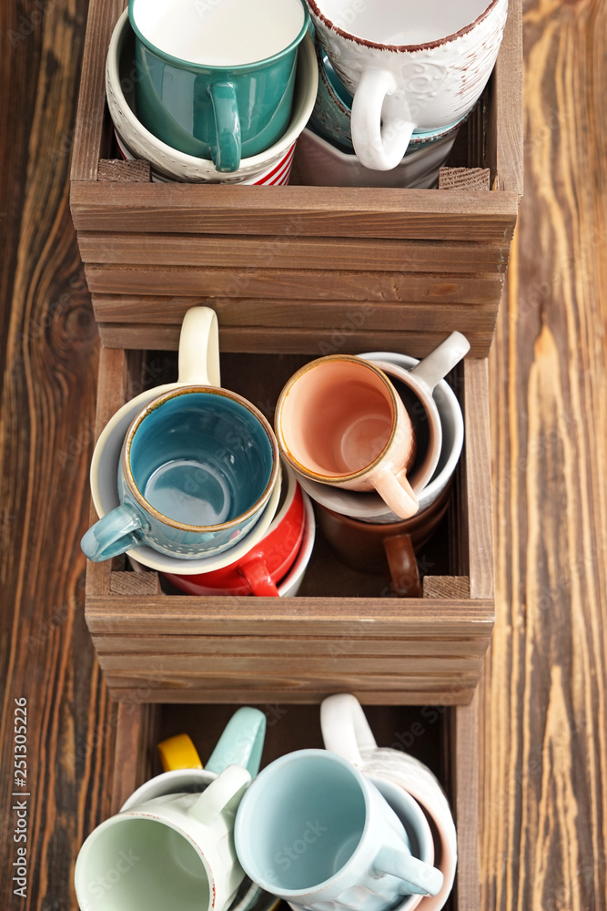 带陶瓷茶杯的木箱