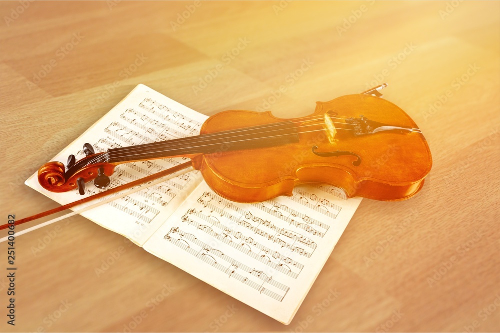 小提琴和音符照片