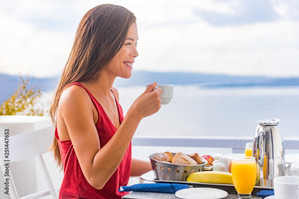 酒店早餐女士在海景度假村露台上放松地喝咖啡。亚洲旅游快乐