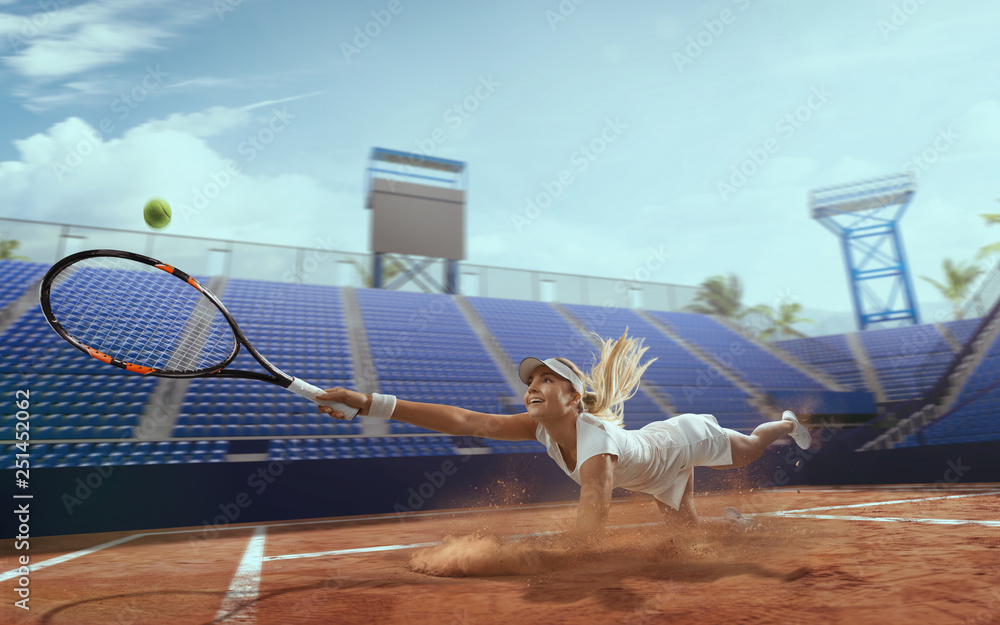 职业网球场上的网球女孩。