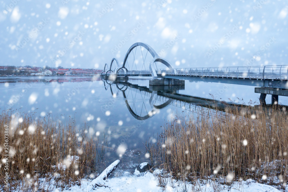 瑞典南部降雪的索尔维斯堡桥人行天桥