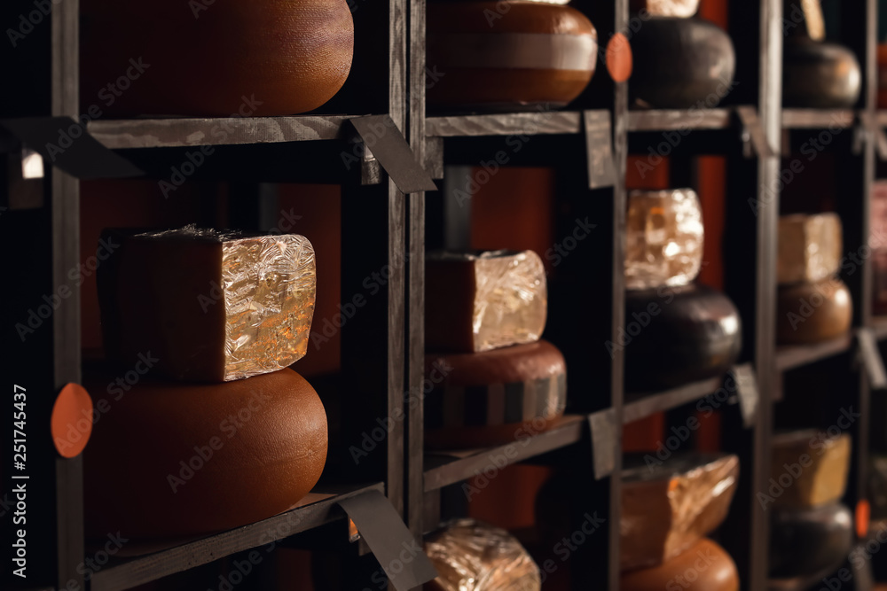 商店货架上的各种美味奶酪