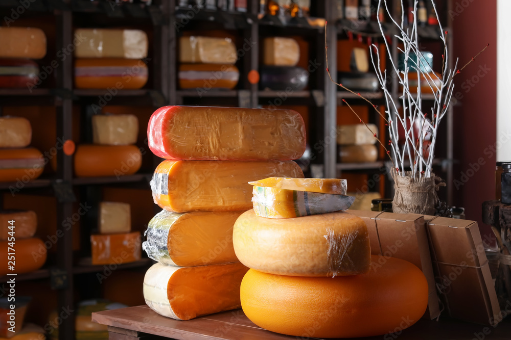 商店柜台上的各种美味奶酪