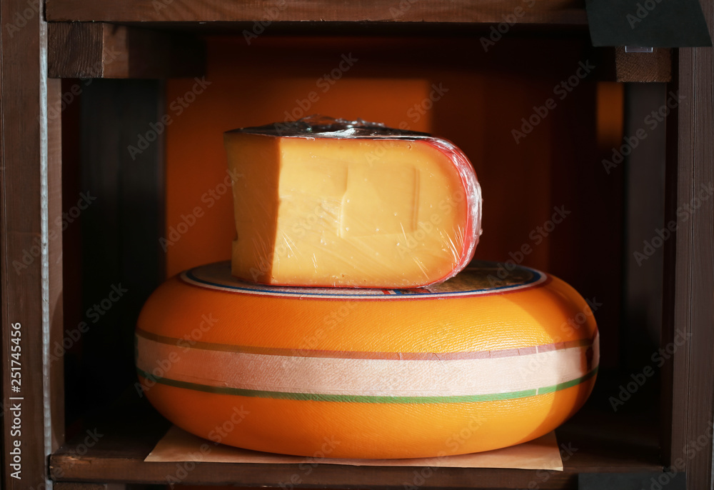 店里货架上的美味奶酪