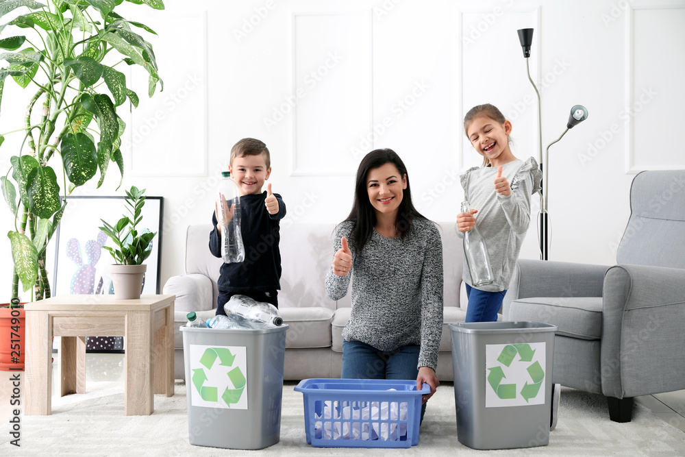 家庭在家分类垃圾。回收利用的概念