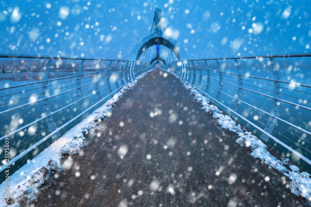瑞典南部降雪的索尔维斯堡桥人行天桥