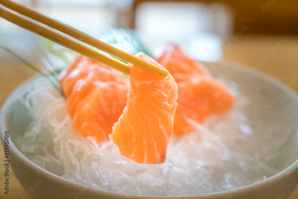 生三文鱼片或三文鱼生鱼片，日式新鲜，装在碗里冰上食用。