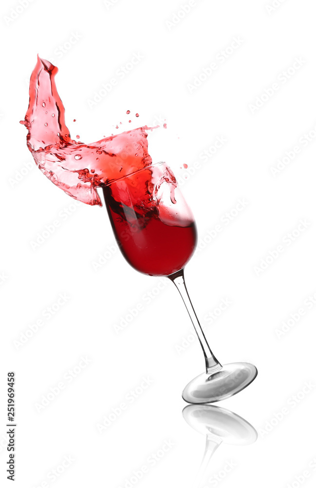 掉落的玻璃杯，白底红色飞溅的葡萄酒