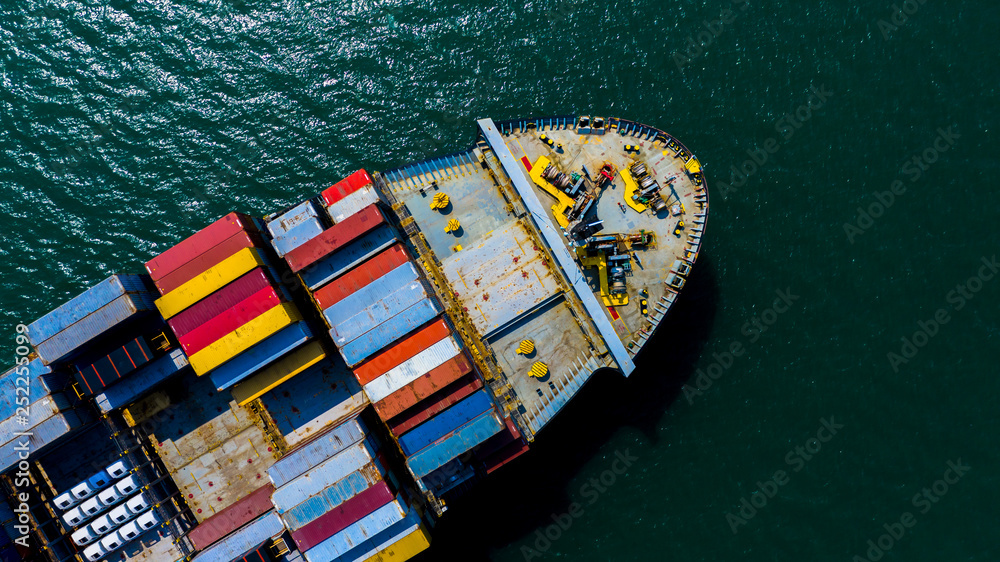 集装箱船抵达港口，集装箱船前往深海港口物流业务进口博览会