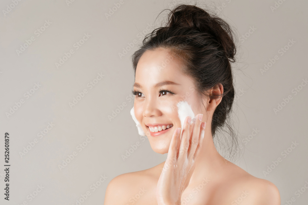 亚洲女性将用面部泡沫洗掉脸上的化妆品