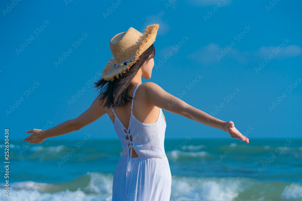 在海滩上放松的女人。在海滩上休息的女人。度假生活方式。