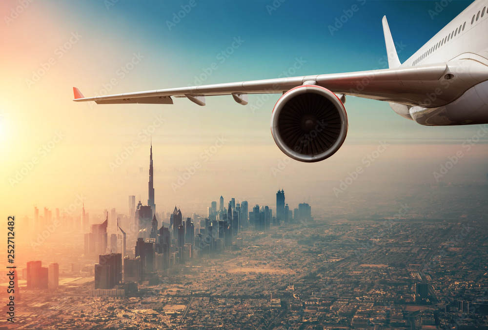 商业喷气式飞机在迪拜上空飞行