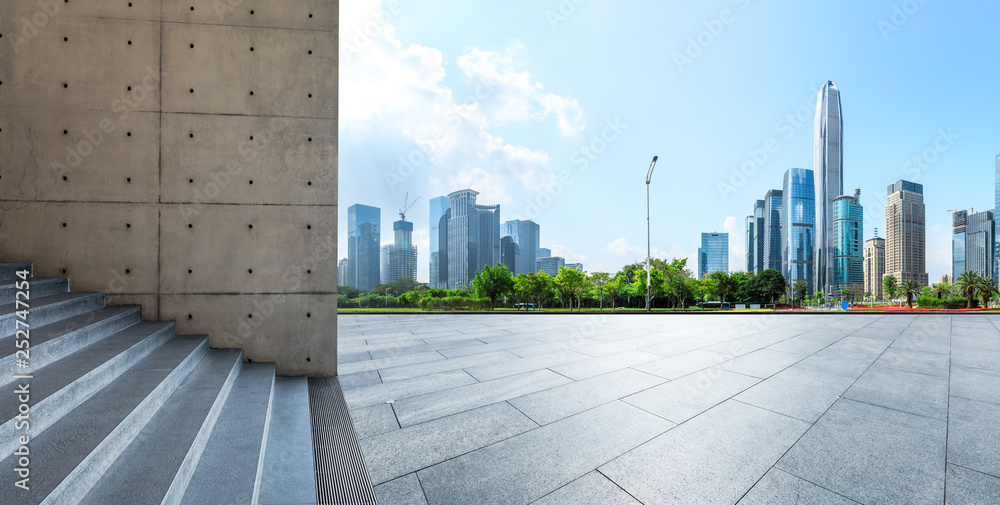中国深圳，空旷的广场层，城市天际线尽收眼底