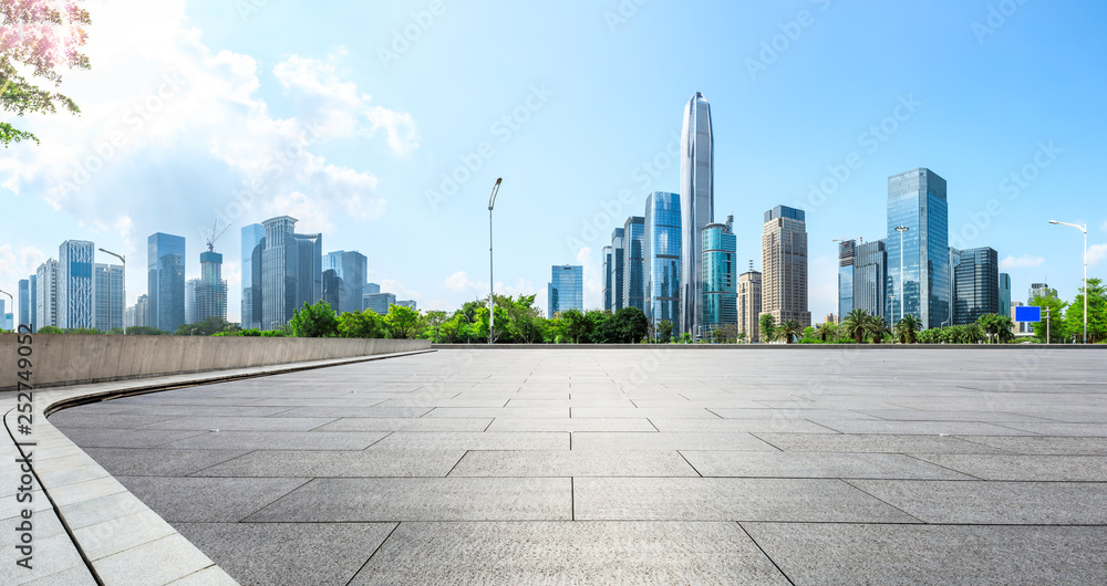 中国深圳，空旷的广场层，城市天际线尽收眼底