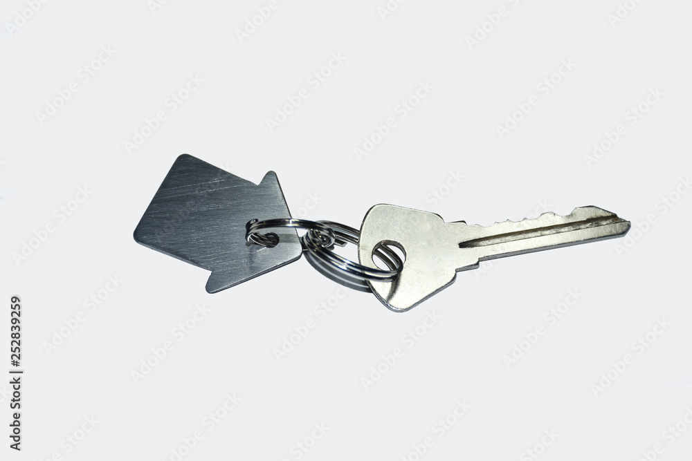 带自制钥匙链的钥匙，白色背景下的房子形状
